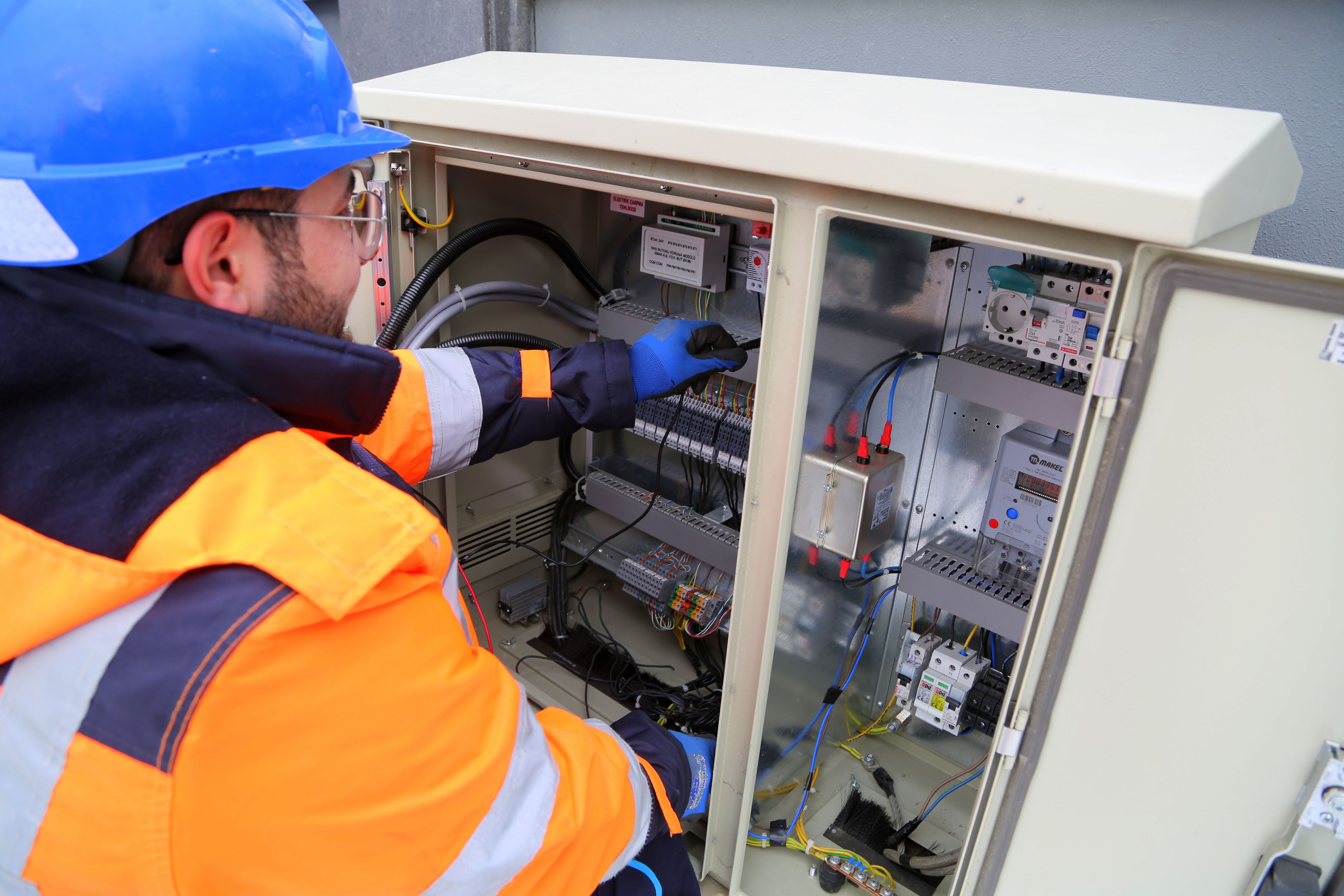 How Electrical Contractors Can Explain Big Projects Before Customers Request an Estimate